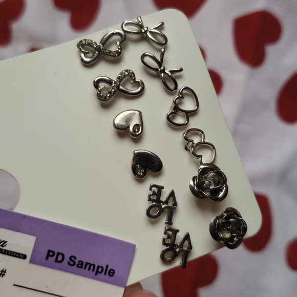 $1 (6 set of earrings) *K9 - Picture 1 of 2